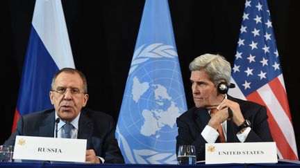 Le ministre des Affaires étrangères russe,&nbsp;Sergueï Lavrov, et le&nbsp;secrétaire d'Etat des Etats-Unis, John Kerry, le 12 février 2016 à Munich (Allemagne). (CHRISTOF STACHE / AFP)