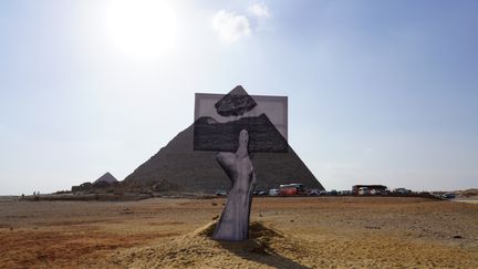 L'installation de JR devant la pyramide de Khéops au Caire (Egypte), le 21 octobre 2021. (MARTIN ROUX / RADIO FRANCE)