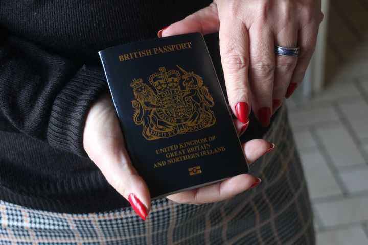 Le nouveau passeport britannique de Jen, le 10 novembre 2020, à son domicile près de Dunkerque (Nord).&nbsp; (VALENTINE PASQUESOONE / FRANCEINFO)