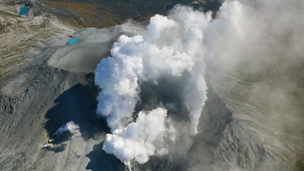 &nbsp; (Les cendres empêchent les secours de progresser sur les pentes du volcan Ontake © MaxPPP)