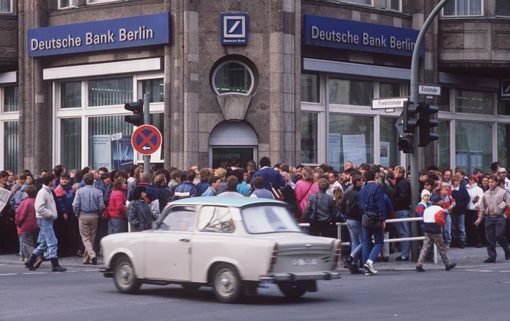 Des Allemands de l'Est patientent devant une banque afin d'obtenir 100 Marks de bienvenue, le 10 novembre 1989. (SVEN SIMON / PICTURE-ALLIANCE / AFP)