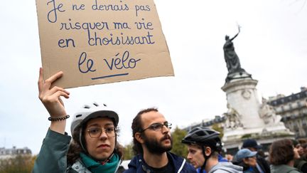 Une pancarte brandie à Paris lors d'un rassemblement en hommage à Paul Varry, ce cycliste mort écrasé par une voiture, le 19 octobre 2024. (BERTRAND GUAY / AFP)