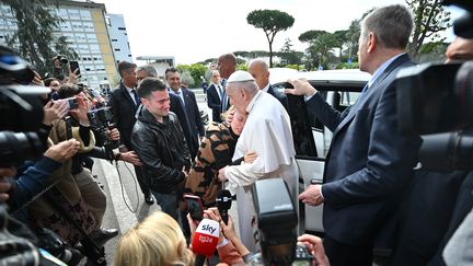 Le pape François quitte l'hôpital Gemelli à Rome, le 1er avril 2023. (FILIPPO MONTEFORTE / AFP)