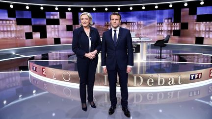 Marine Le Pen et Emmanuel Macron, le 3 mai 2017, avant le débat de l'entre-deux-tours de l'élection présidentielle. (ERIC FEFERBERG / AFP)