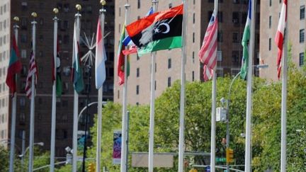 Le drapeau du CNT flotte sur l'immeuble de l'ONU, à New York, le 19 septembre 2011 (AFP/STAN HONDA)