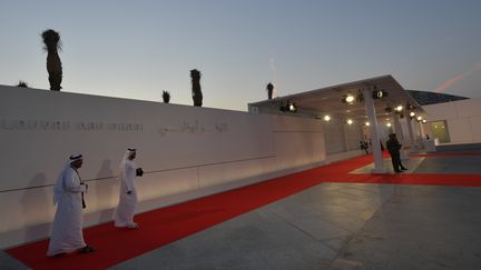 Entrée du Louvre Abu Dhabi, dans la capitale des Emirats arabes unis, le 8 novembre 2017, jour de l'inaugration du musée. (GIUSEPPE CACACE / AFP)