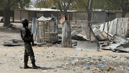 Un soldat camerounais dans les rues de Fotokol (Cameroun), le 17 février 2015. C'est dans cette ville, située&nbsp;à la frontière avec le Nigeria, que cinq employés de Médecins sans frontières ont été enlevés, le 24 février 2022. (REINNIER KAZE / AFP)