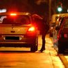 Une prostitu&eacute;e discute avec un client potentiel &agrave; Nice (Alpes-Maritimes) en 2002. (  MAXPPP)