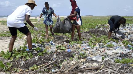 Des montagnes de déchets sont charriées par les pluies et les marées, et se retrouvent échouées sur les plages de la ville. Des bouteilles en plastique, sachets ou boîtes en polystyrène jonchent Lighthouse Beach, la plus grande plage du pays qui relie Lagos au Bénin voisin sur plus d'une centaine de kilomètres.&nbsp; &nbsp; (PIUS UTOMI EKPEI / AFP)