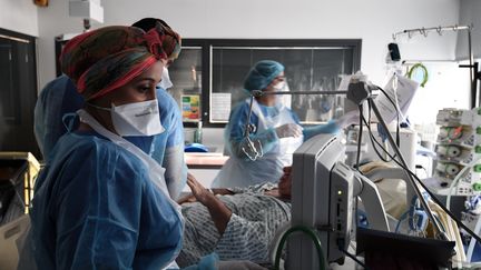 Dans le service de soins intensifs réservé aux malades du Covid-19 de lhôpital Tenon, à Paris, le mardi 26 janvier 2021. (ALAIN JOCARD / AFP)