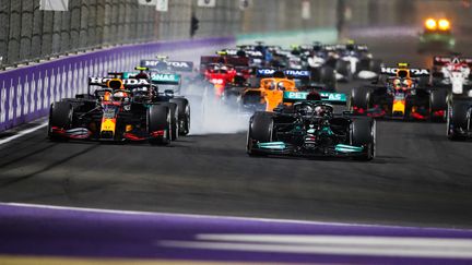 Lewis Hamilton et Max Verstappen au duel lors du GP d'Arabie Saoudite, le 5 décembre 2021.&nbsp; (FLORENT GOODEN / DPPI)