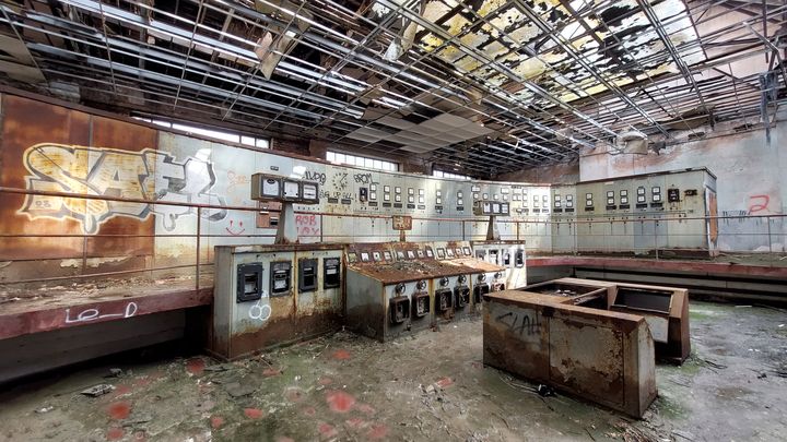 In an abandoned factory floor in Lorraine.  (VALENTIN DUNATE / FRANCEINFO)