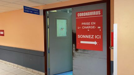 Le CHU de Pointe-à-Pitre voit arriver de plus en plus de patients de 20 à 30 ans en réanimation. (BORIS LOUMAGNE / RADIO FRANCE)