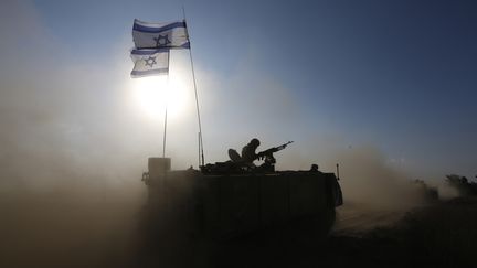 Un char isra&eacute;lien pr&egrave;s de la fronti&egrave;re avec la bande de Gaza, le 4 ao&ucirc;t 2014. (BAZ RATNER / REUTERS)