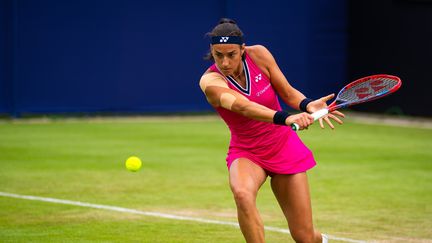 La Française Caroline Garcia lors de son premier tour, à Eastbourne (Angleterre), le 27 juin 2023. (ROB PRANGE / AFP)