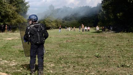 Un gendarme sur le site du barrage de Sivens (Tarn), le 9 septembre 2014. (REMY GABALDA / AFP)