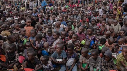 Les enfants de familles déplacées par le conflit avec le mouvement M23, rassemblés pour une fête de Noël à Kanyarushinya, en RDC, le 24 décembre 2022. (GUERCHOM NDEBO / AFP)