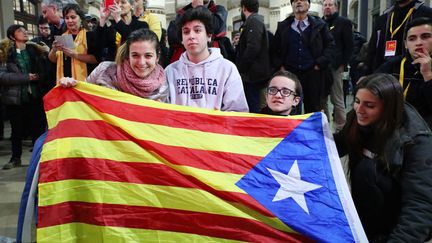 Des militants indépendantistes célèbrent le résultat des élections en Catalogne, le 21 décembre 2017 à Barcelone. (TETSU JOKO / YOMIURI / AFP)