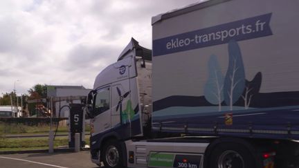 Et si demain, tous les poids lourds étaient électriques ? C'est le choix que font certains transporteurs pour des raisons écologiques et économiques. À Tours (Loir-et-Cher), une entreprise a décidé de sauter le pas. Reportage. (France 2)