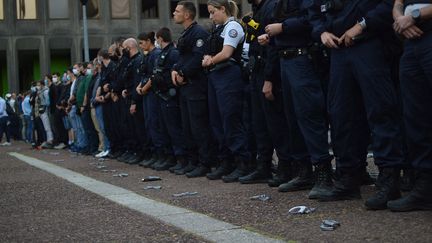 Après le discours de Macron, les policiers manifestent à Paris