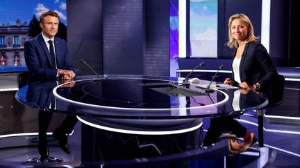 Le candidat-président Emmanuel Macron sur le plateau du "20 heures" de France 2 d'Anne-Sophie Lapix, le 21 avril 2022. (LUDOVIC MARIN / AFP)