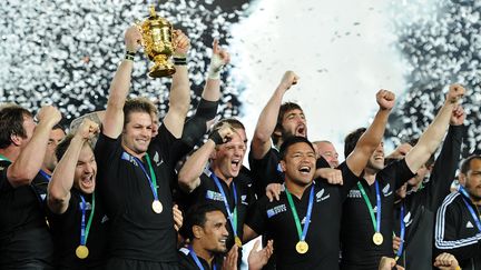 Les Néo-Zélandais célèbrent leur victoire en finale de la Coupe du monde de rugby à Auckland (Nouvelle-Zélande), le 23 octobre 2011. (FRANCK FIFE / AFP)