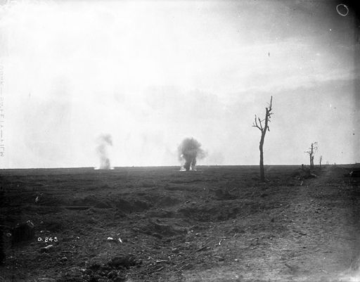 Deux obus explosent près des lignes canadiennes pendant la bataille de la Somme en octobre 2016. (Reuters)