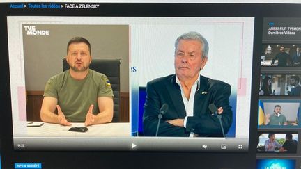 Volodymyr Zelensky et Alain Delon dialoguent par écrans interposés depuis Kiev et Paris. La rencontre a été diffusée sur TV5 Monde vendredi 23 septembre 2022.&nbsp; (TV5 MONDE CAPTURE D'ECRAN)