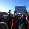 Les Syriens manifestent pour la première fois depuis des années pour demander à la coalition conduite par HTS de respecter les droits des citoyens dans toute leur diversité, à Damas, le 19 décembre 2024. (LOUAI BESHARA / AFP)