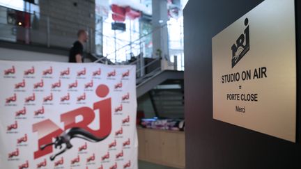 Un studio de la radio NRJ, à Paris, le 24 juillet 2012. (JACQUES DEMARTHON / AFP)