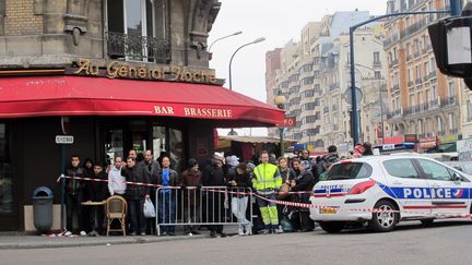 Des passants se tiennent derri&egrave;re un cordon de s&eacute;curit&eacute; pr&egrave;s du lieu o&ugrave; les jumeaux Lascar se sont retranch&eacute;s, &agrave; Pantin (Seine-Saint-Denis), le 18 janvier 2012. (STERLE CAROLE / LE PARISIEN / MAXPPP)