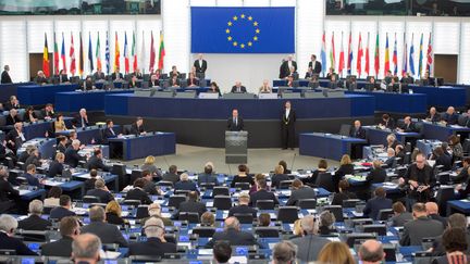 Les eurod&eacute;put&eacute;s &eacute;coutent un discours de Fran&ccedil;ois Hollande, le 5 f&eacute;vrier 2013, au Parlement europ&eacute;en de Strasbourg (Bas-Rhin). (BERTRAND LANGLOIS / AFP)