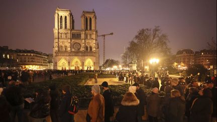 Le diocèse de Notre-Dame conseillait d'arriver 30 minutes avant l'heure des célébrations, le 24 décembre 2024, "en gardant à l'esprit que les files d'attente peuvent être longues, avec un risque de ne pas pouvoir accéder à la cathédrale". (THOMAS PADILLA / AP / SIPA)