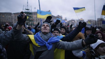 Des militants pro-europ&eacute;ens lors d'une cha&icirc;ne humaine &agrave; Kiev (Ukraine), le 29 novembre 2013. (STOYAN NENOV / REUTERS)