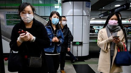 Des Chinoises dans le métro, à Shangai, le 23 mars 2020. (NOEL CELIS / AFP)