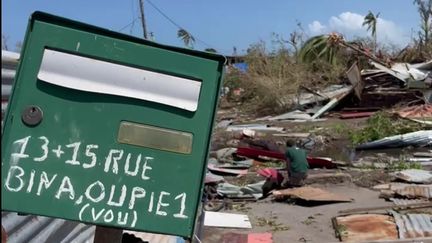 Quarante-huit heures après le passage du cyclone Chido à Mayotte, les secours tentent de trouver des rescapés, lundi 16 décembre. Le bilan de 14 morts pourrait s'alourdir. (France 2)