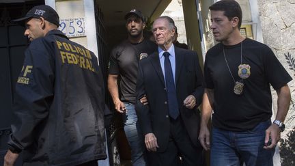 Le président du comité olympique brésilien, Carlos Nuzman, escorté par la police fédérale, à Rio de Janeiro, le 5 octobre 2017. (MAURO PIMENTEL / AFP)