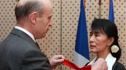 Alain Juppé remet la Légion d'honneur à Aung Saun Suu Kyi (AFP PHOTO /MAE/FREDERIC DE LA MURE)