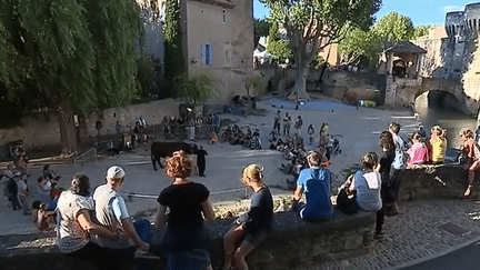 Pernes-les-Fontaines : dans les coulisses avec les artistes du festival d'arts de rue