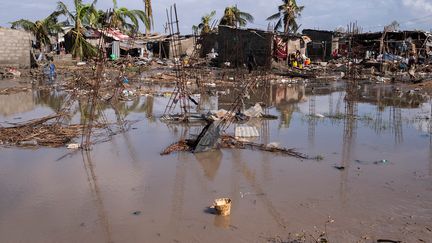 Le cyclone Idai a engendré des vents et des pluies très violents. Avec plus de 400 morts, le Mozambique est le pays le plus touché par le cyclone. Des milliers de personnes ont été sinistrées. "Le Mozambique est l’un des pays les plus exposés aux changements climatiques. En Afrique australe, les températures augmentent deux fois plus vite que la moyenne mondiale", selon Gerald Bourke, représentant du Programme alimentaire mondial, cité par Le Monde. Les dégâts causés par Idai au Mozambique et au Zimbabwe et les inondations au Malawi devraient coûter plus de 2 milliards de dollars &nbsp;évalue la Banque mondiale. (WIKUS DE WEIT / AFP)