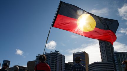 Un drapeau aborigène lors d'une manifestation du mouvement Black Lives Matter, à Perth (Australie), le 13 juin 2020. (TREVOR COLLENS / AFP)