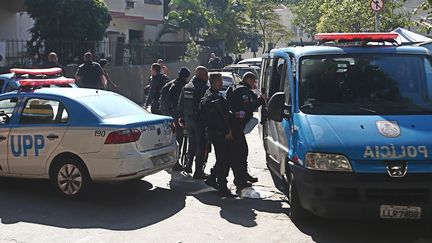 Des policiers lors d'une opération à Rio de Janeiro, au Brésil, le 18 juillet 2018. (FABIO MOTTA / ESTADAO CONTEUDO / AFP)