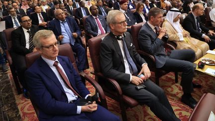 L'ambassadeur de l'Union européenne, Aidan O'Hara (au premier plan, à gauche), lors d'une cérémonie officielle à Khartoum (Soudan), le 5 décembre 2022. (ASHRAF SHAZLY / AFP)