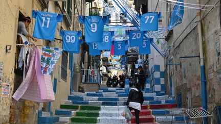 Naples aux couleurs de son club de foot attend un nouveau sacre. photo prise le 24 mars 2023. (ALBERTO PIZZOLI / AFP)