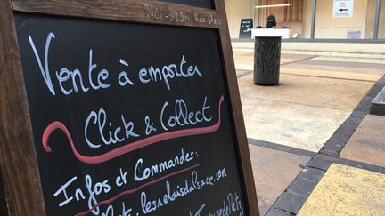 Le "click and collect" a permis au petit commerçant de poursuivre une partie de&nbsp;son activité pendant les confinements. (JULIE SENIURA / RADIO FRANCE)