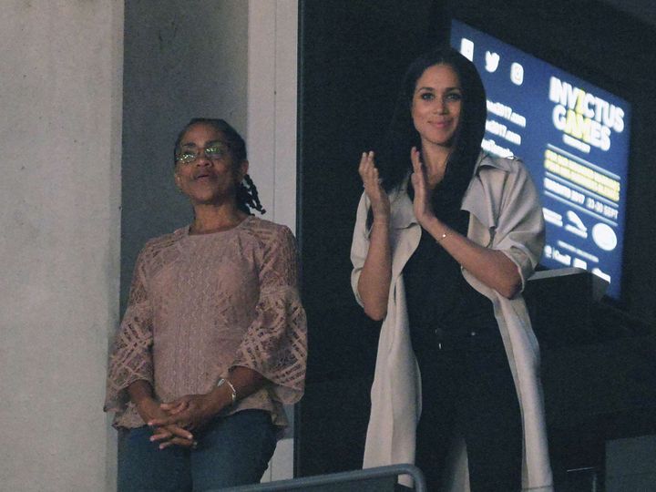 Meghan Markle et sa mère, Doria Ragland, aux Invictus Games à Toronto (Canada), le 30 septembre 2017. (NATHAN DENETTE / AP / SIPA)