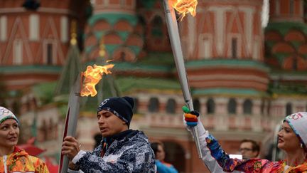 La flamme olympique est arrivée à Moscou, elle a été portée par Anastasia Davydova, cinq fois médaillée olympique en natation synchronisée, et la double championne olympique de gymnastique, Svetlana Khorkina.