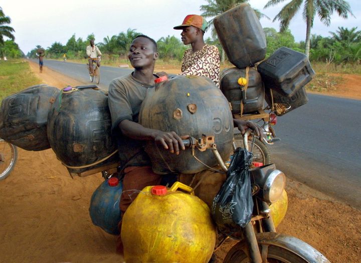 Un trafiquant bien équipé quitte la ville de Missrete pour "faire le plein" au Nigeria voisin. (ISSOUF SANOGO / AFP)