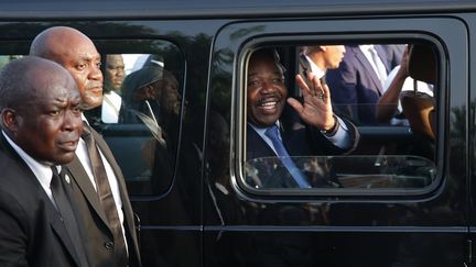 Le président gabonais Ali Bongo Ondimba, à son arrivée à Libreville le 23 mars 2019, après une convalescence de cinq mois au Maroc où il était soigné pour un accident vasculaire cérébral. (STEVE JORDAN / AFP)