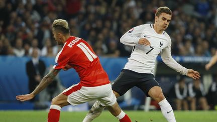 Antoine Griezmann peine à se défaire de Valon Behrami, dimanche 19 juin 2016 à Lille. (REUTERS)